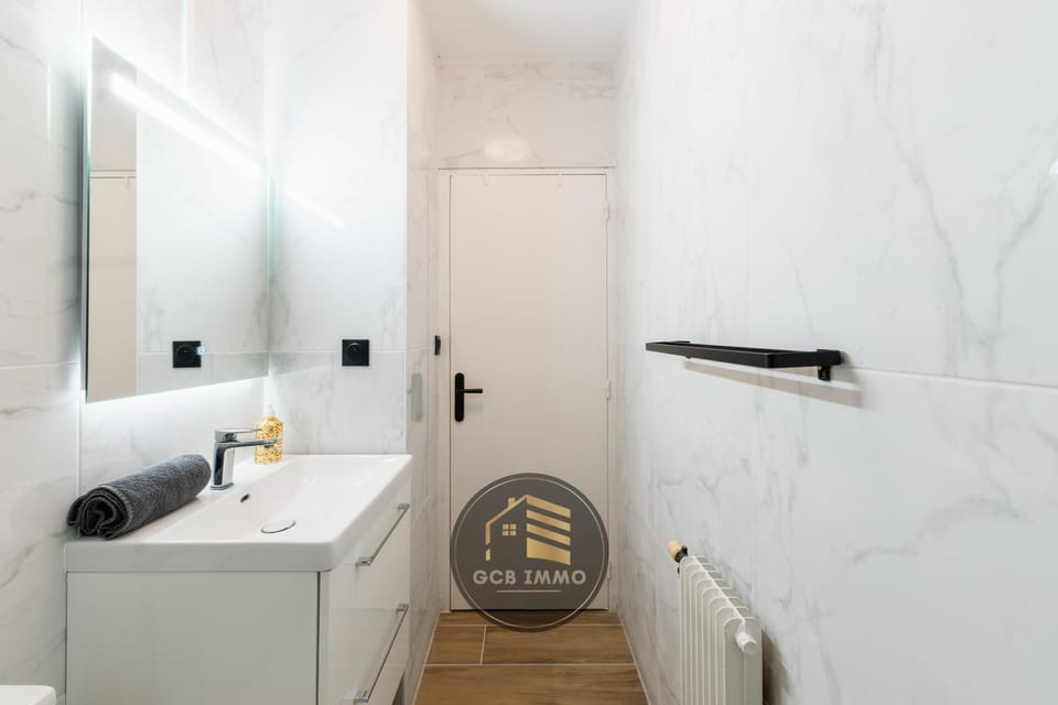 Bathroom, towels