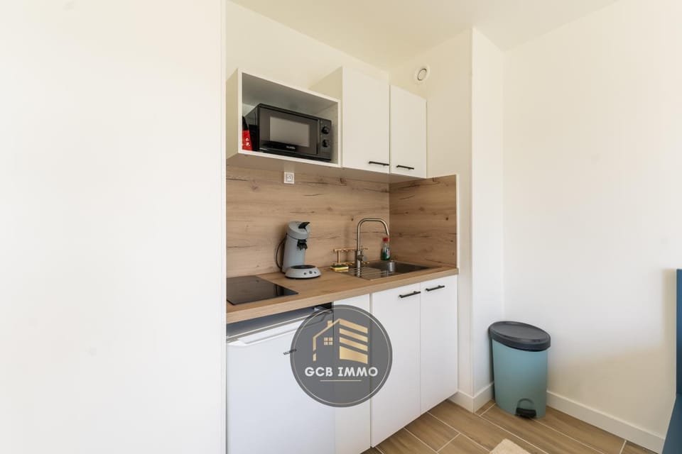 Coffee/tea facilities, Kitchen or kitchenette, stove