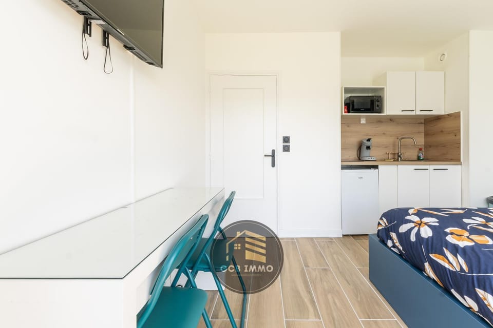 Bed, Kitchen or kitchenette, Photo of the whole room, Seating area, Dining area, stove
