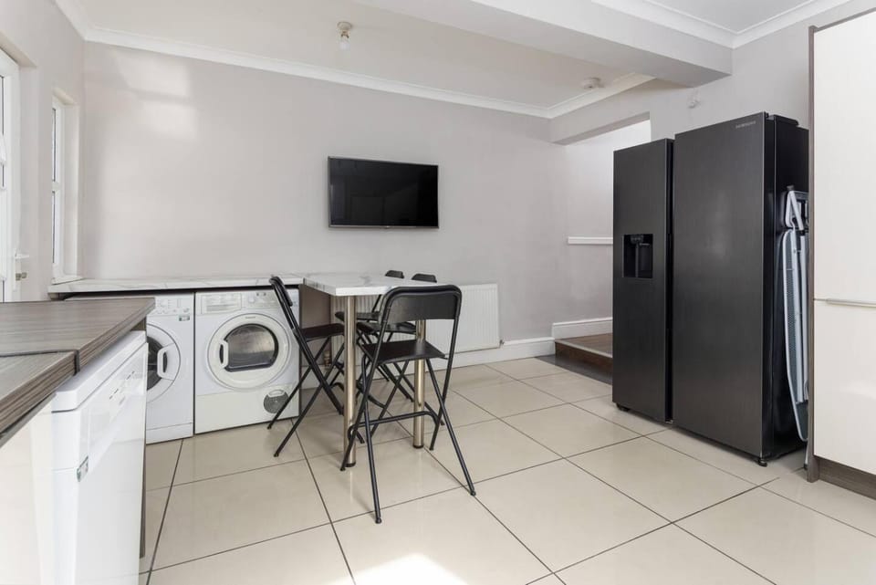 TV and multimedia, Kitchen or kitchenette, Dining area, washing machine