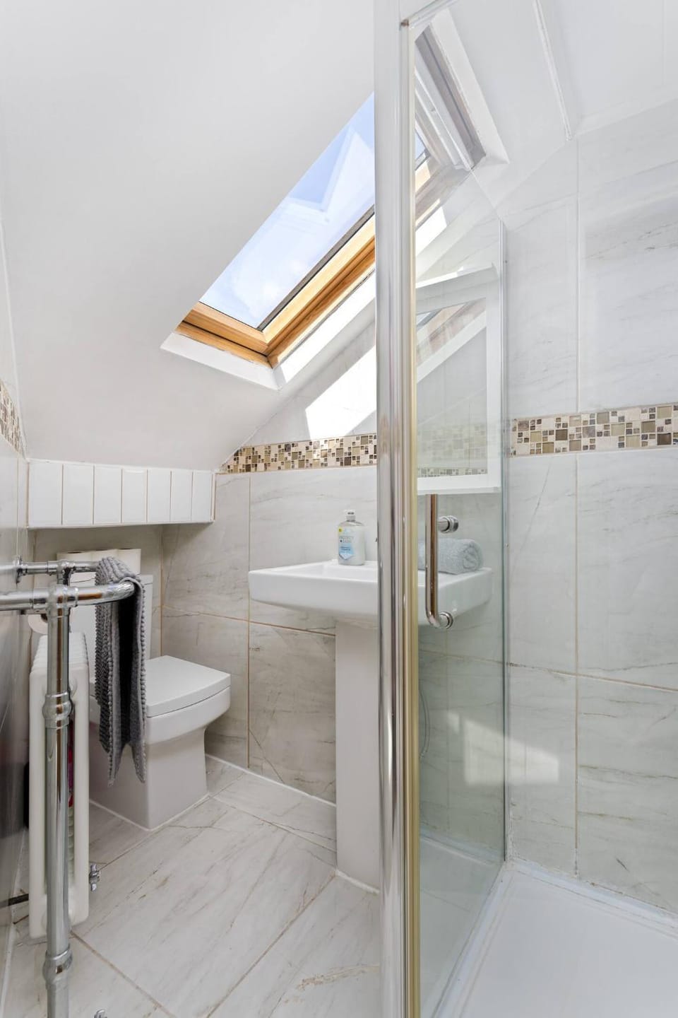 Shower, Toilet, Bathroom, Bath, towels