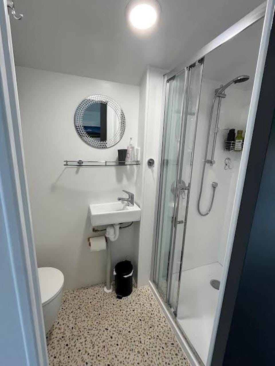 Shower, Toilet, Bathroom, Internal: Not applicable to any particular room