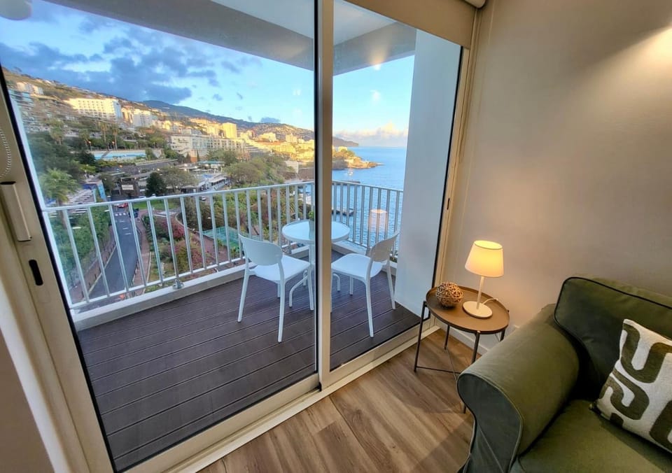 Natural landscape, View (from property/room), Balcony/Terrace, Living room, Dining area, Mountain view, Sea view