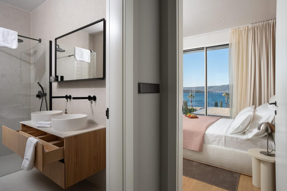 Bed, Bathroom, Photo of the whole room, Bedroom, Sea view, Sea view, towels