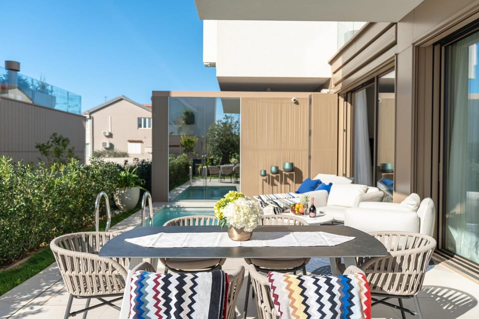 Property building, Patio, Day, Garden, View (from property/room), Balcony/Terrace, Seating area, Dining area