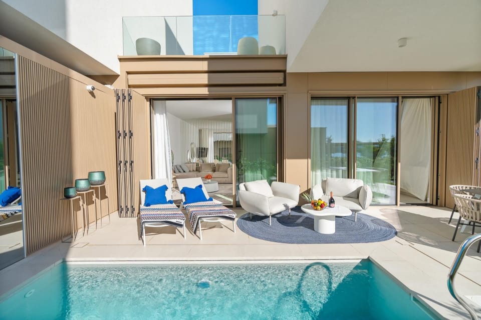Patio, Day, Balcony/Terrace, Balcony/Terrace, Seating area, Pool view, Swimming pool, sunbed, towels