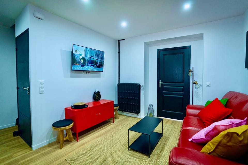 Communal lounge/ TV room, Night, TV and multimedia, Living room, Seating area