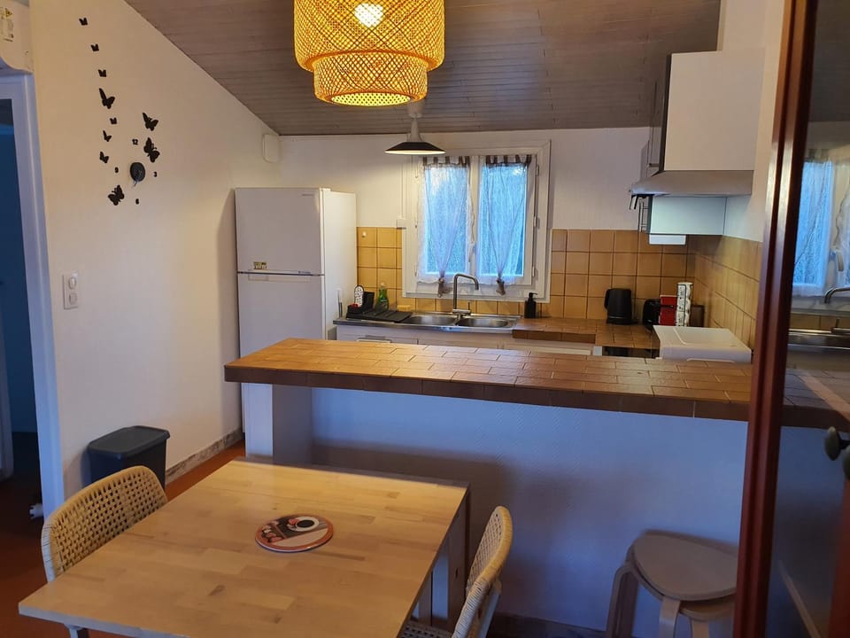 Kitchen or kitchenette, Dining area
