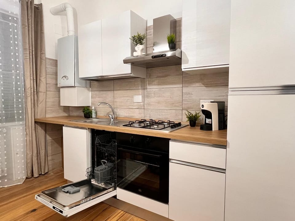Coffee/tea facilities, Kitchen or kitchenette, dishwasher, oven, stove, toaster