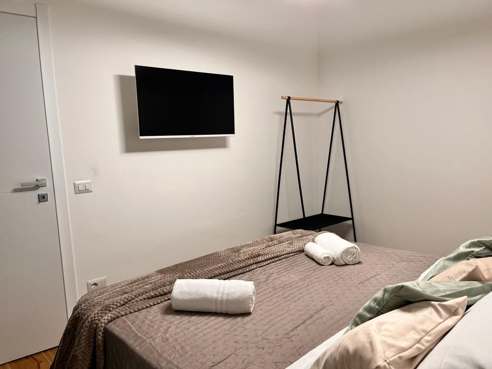 Bed, TV and multimedia, Photo of the whole room, Bedroom