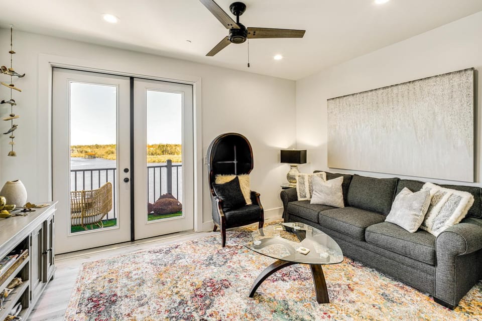 3 Mi to Gulfport Beaches: Waterfront 'Casa Pesce' House in Gulfport