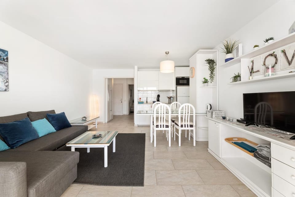 TV and multimedia, Kitchen or kitchenette, Living room, Seating area, Dining area