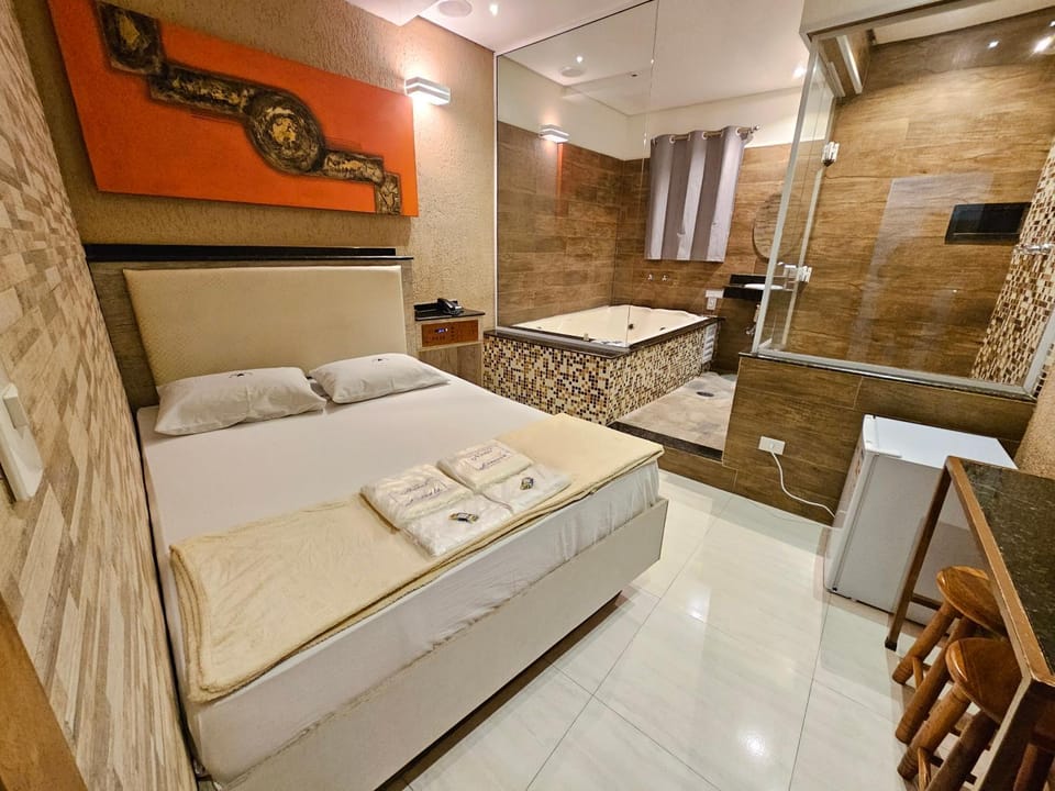 Bed, Hot Tub, Bathroom, towels