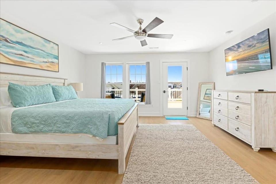 Bed, TV and multimedia, Bedroom