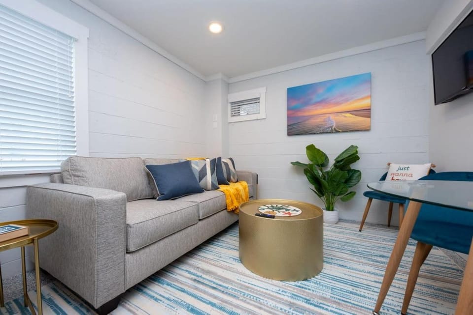 TV and multimedia, Living room, Seating area, air conditioner