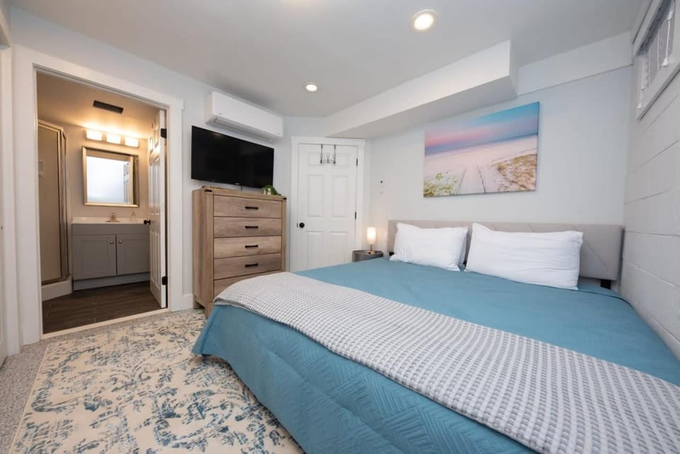 Bed, Bathroom, TV and multimedia, Photo of the whole room, Bedroom