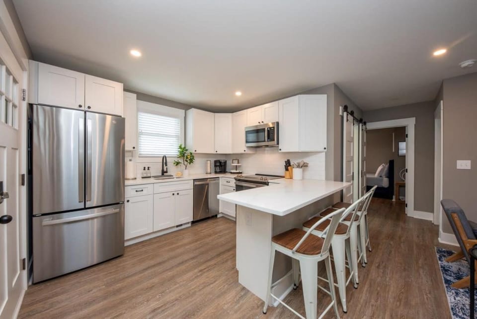 Kitchen or kitchenette, Dining area, minibar, stove