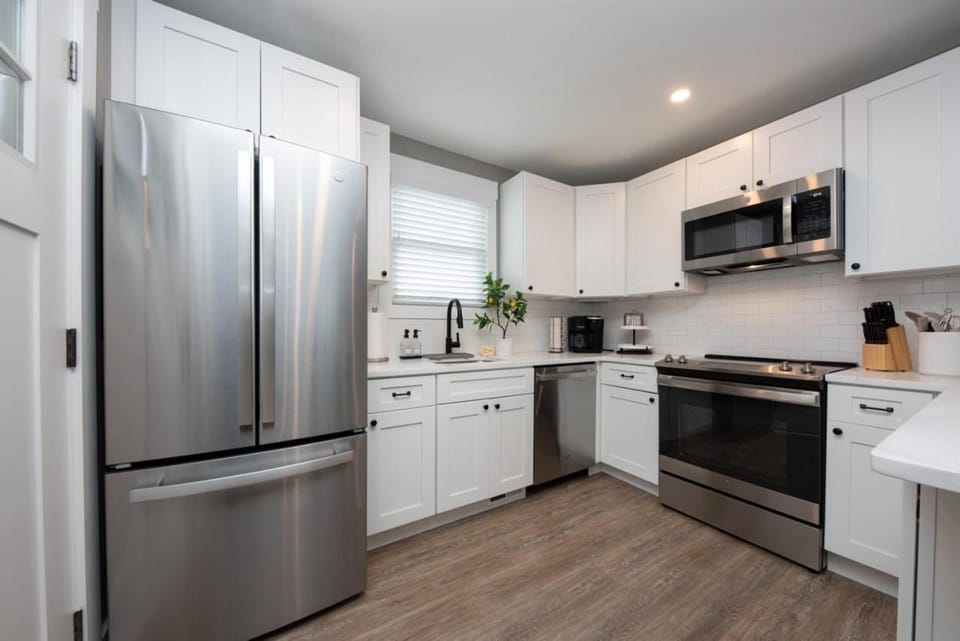 Kitchen or kitchenette, dishwasher, oven, stove
