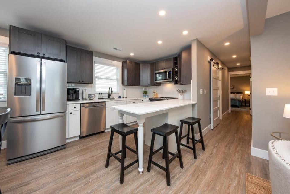 Kitchen or kitchenette, Dining area, minibar, stove