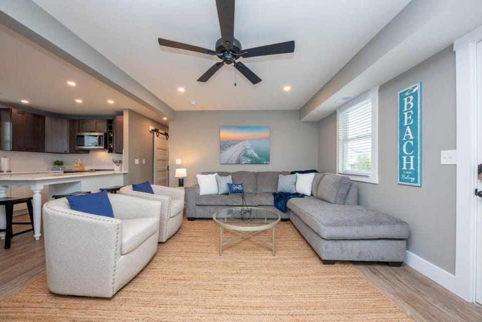 Living room, Decorative detail, Seating area, Dining area