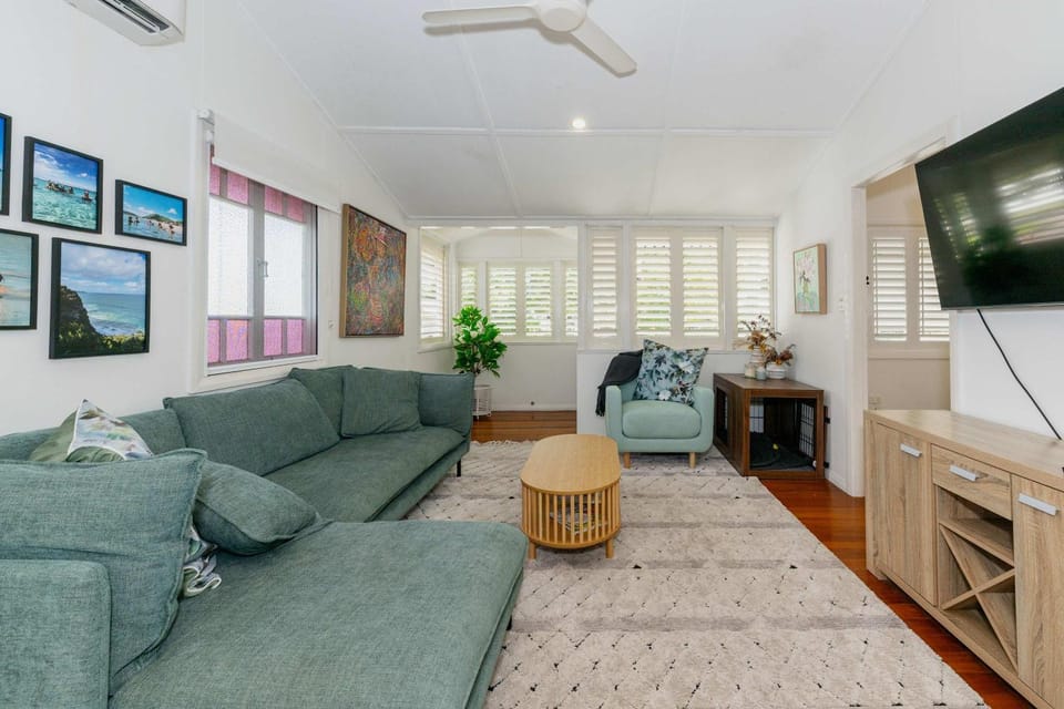 Communal lounge/ TV room, TV and multimedia, Living room, Seating area, air conditioner