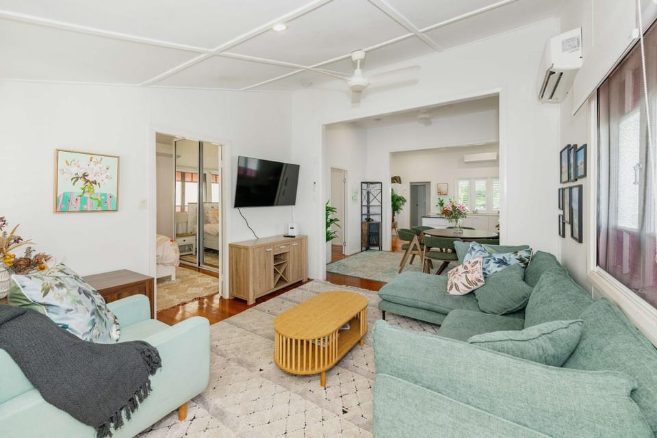 Communal lounge/ TV room, TV and multimedia, Living room, Seating area, Evening entertainment, air conditioner