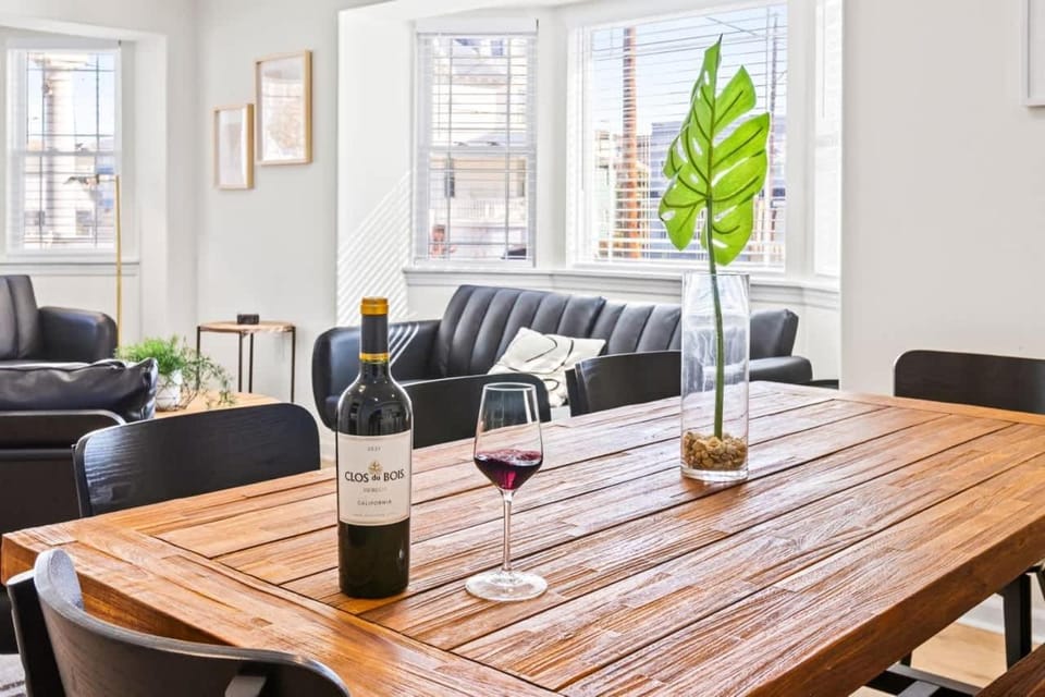 Living room, Seating area, Dining area, Alcoholic drinks