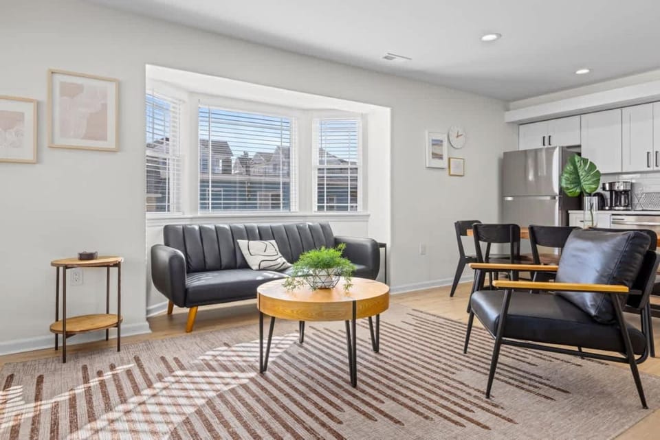 Kitchen or kitchenette, Living room, Seating area, Dining area