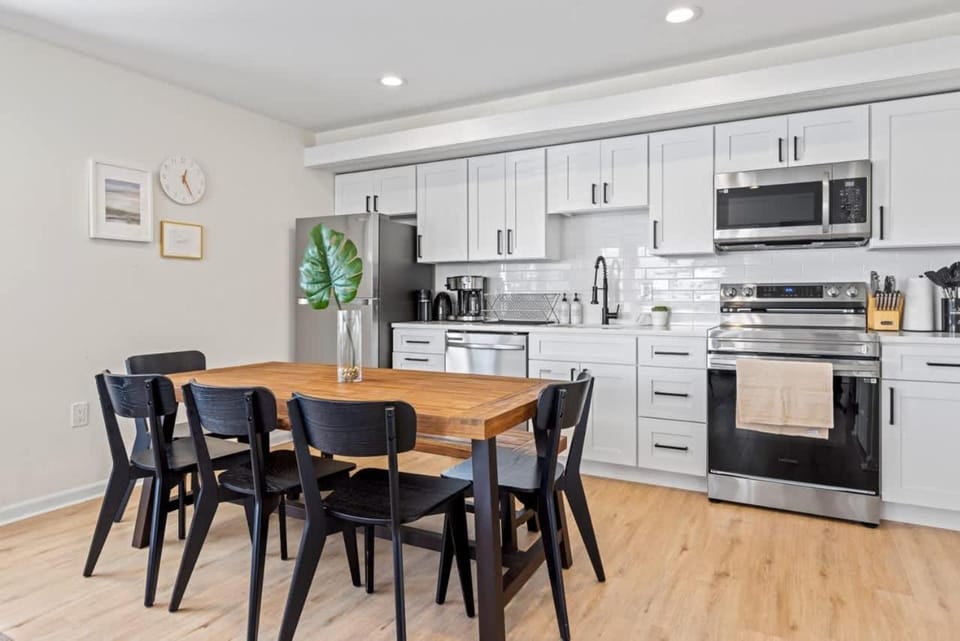 Kitchen or kitchenette, Dining area, dishwasher, stove