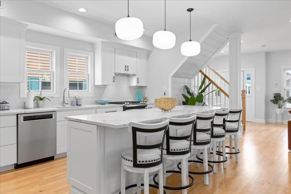 Kitchen or kitchenette, Dining area, dishwasher, oven, stove