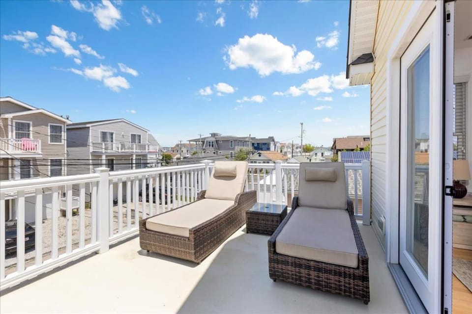 View (from property/room), Balcony/Terrace, Seating area, sunbed