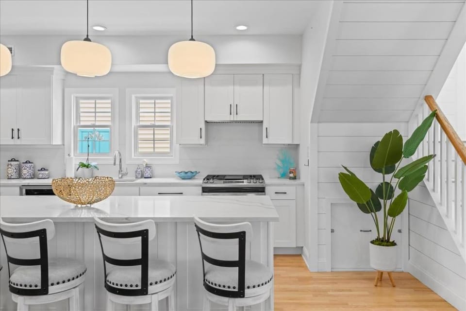 Kitchen or kitchenette, minibar, stove