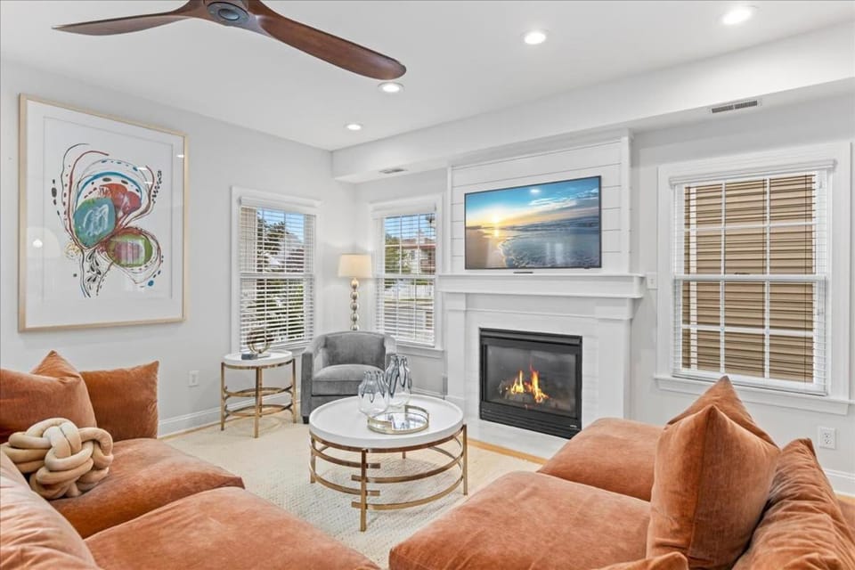 Communal lounge/ TV room, TV and multimedia, Living room, Seating area, fireplace