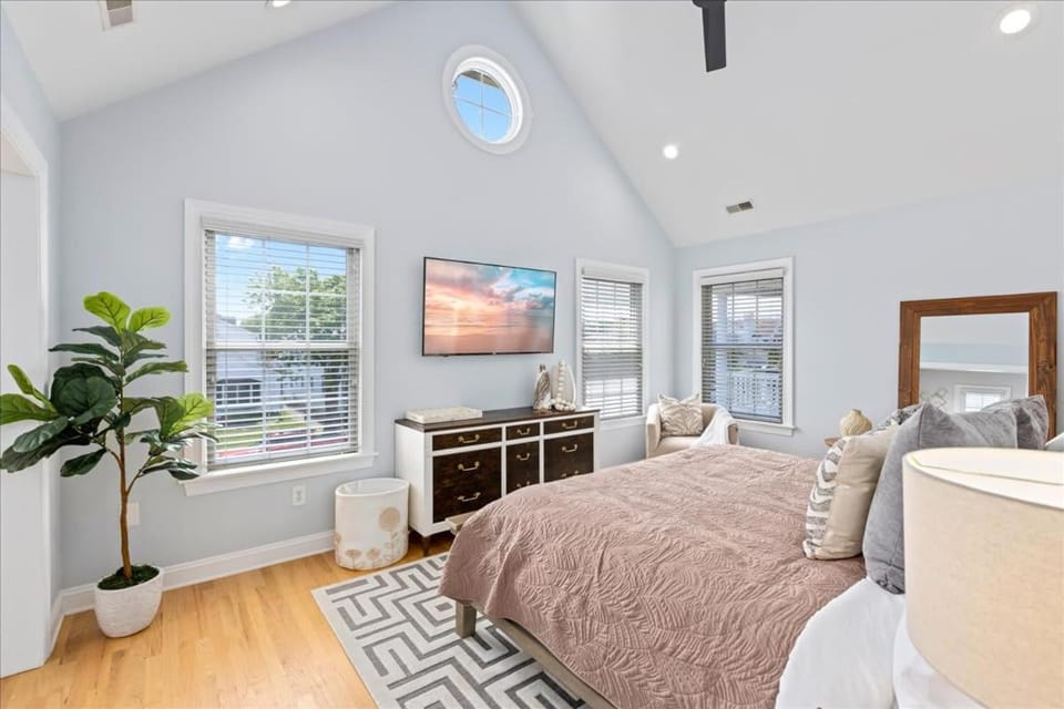 Bed, TV and multimedia, Photo of the whole room, Bedroom