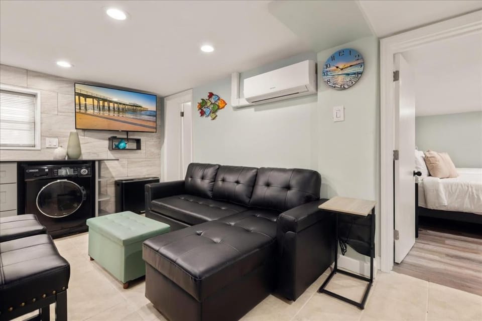 Communal lounge/ TV room, TV and multimedia, Living room, Seating area, Bedroom