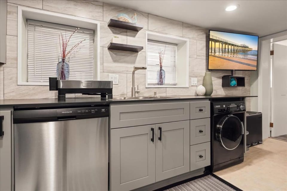 TV and multimedia, Kitchen or kitchenette, dishwasher, stove, washing machine