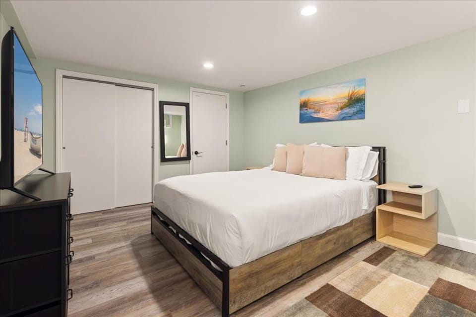 Bed, TV and multimedia, Photo of the whole room, Bedroom, wardrobe