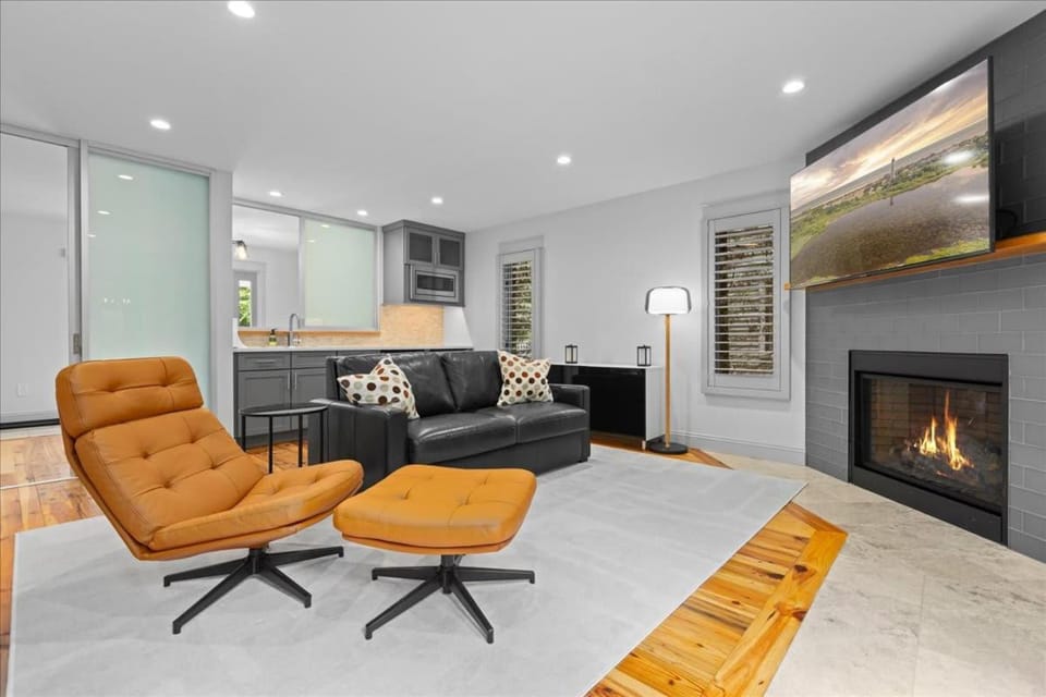 TV and multimedia, Living room, Seating area, fireplace