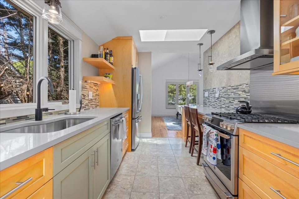 Kitchen or kitchenette, Dining area, dishwasher, oven, stove