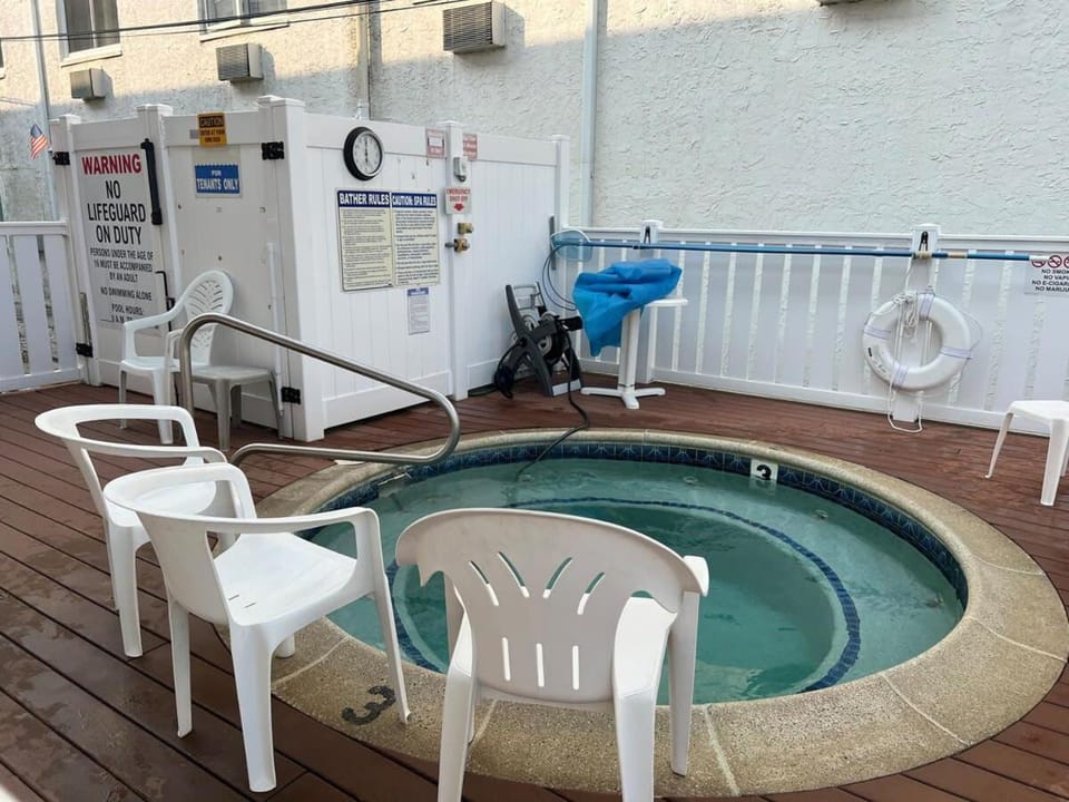 Hot Tub, Seating area, sunbed