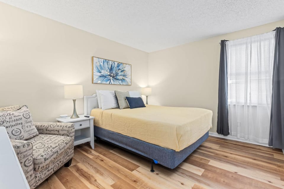 Bed, Photo of the whole room, Seating area, Bedroom