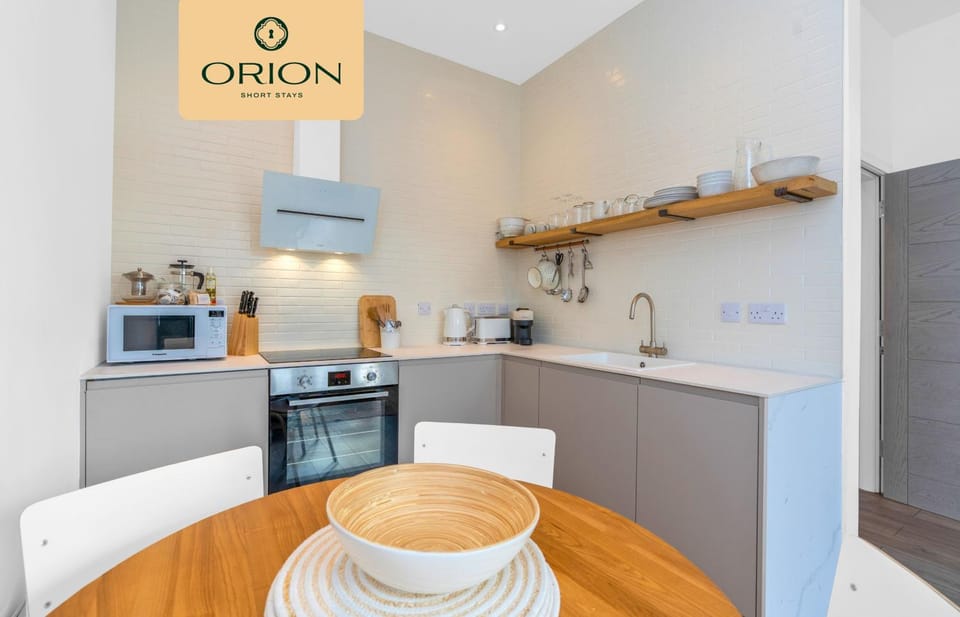 Coffee/tea facilities, Kitchen or kitchenette, Dining area, stove, toaster