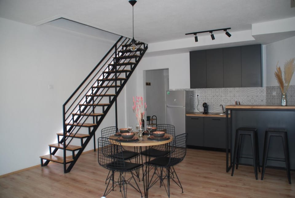 Kitchen or kitchenette, Dining area