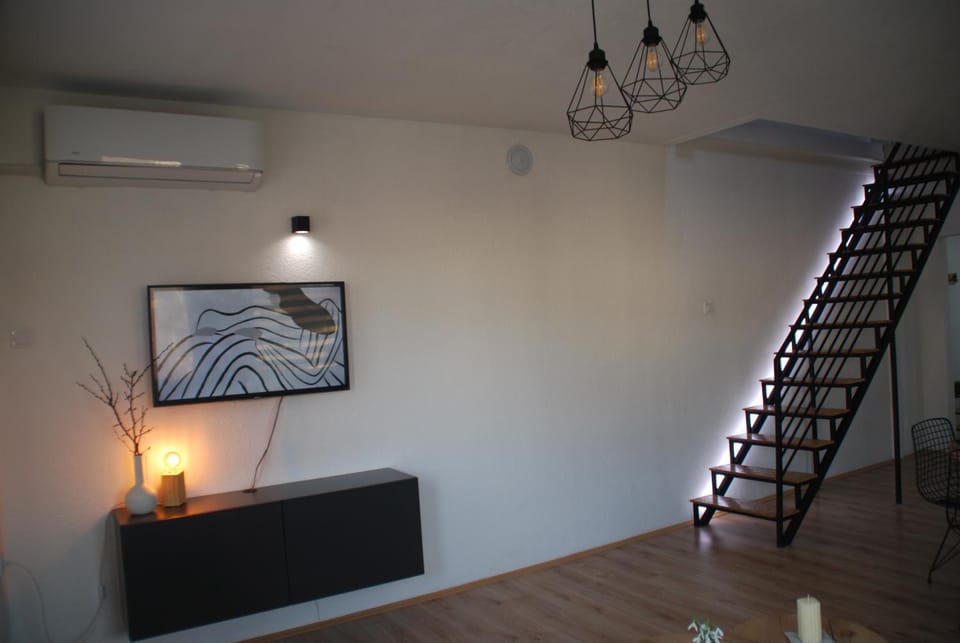 TV and multimedia, air conditioner