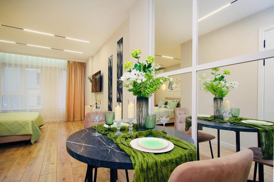 TV and multimedia, Living room, Photo of the whole room, Seating area, Dining area