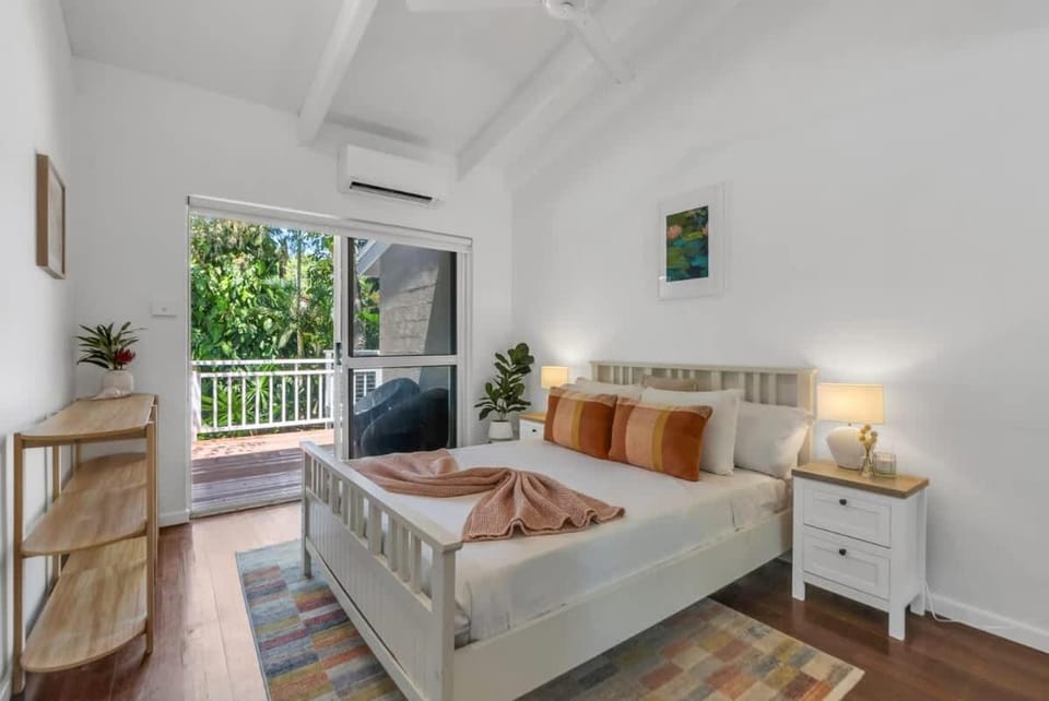 Nirvana - Steps to Four Mile Beach with Shared Pool House in Port Douglas