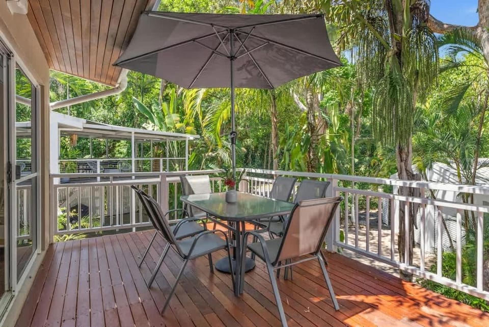 Nirvana - Steps to Four Mile Beach with Shared Pool House in Port Douglas