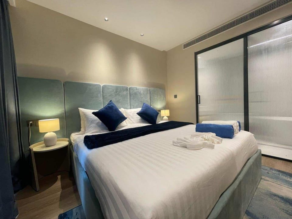 Bed, Photo of the whole room, Bedroom, towels
