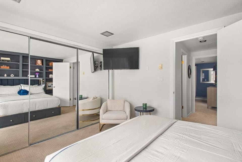 TV and multimedia, Seating area, Bedroom, wardrobe