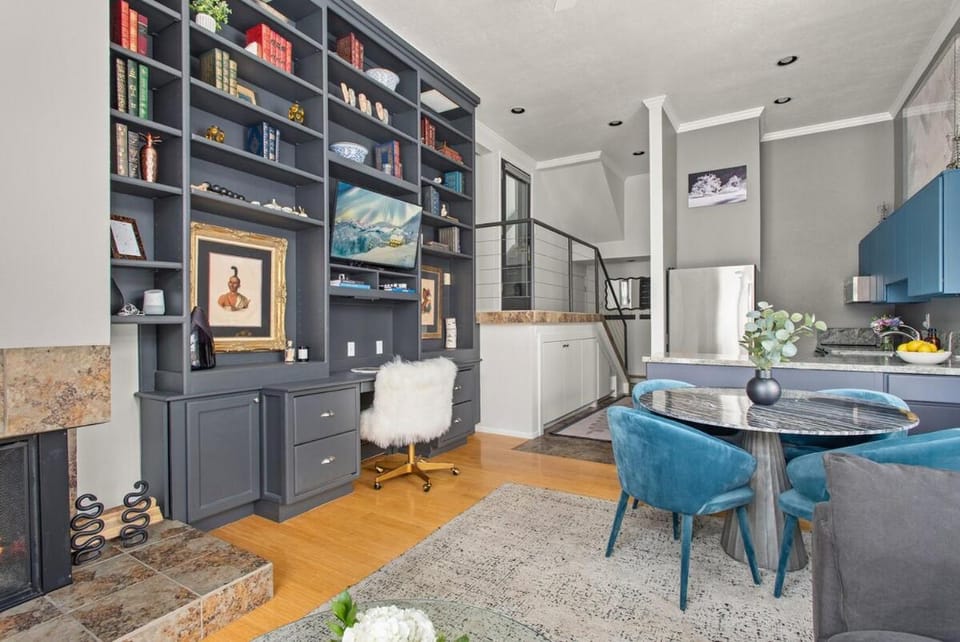 Kitchen or kitchenette, Living room, Seating area, Dining area